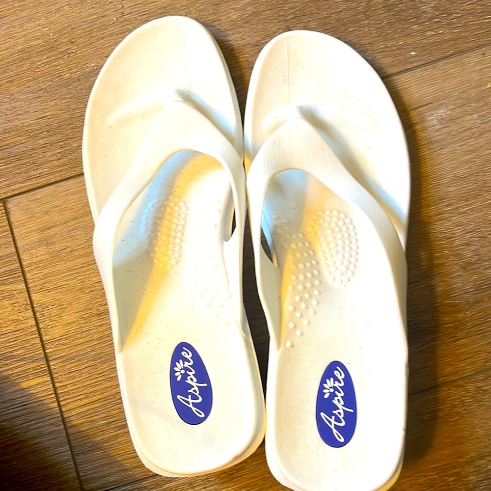 Women’s Aspire by Okabashi White Flip Flops. Worn once but like new. Size M/L